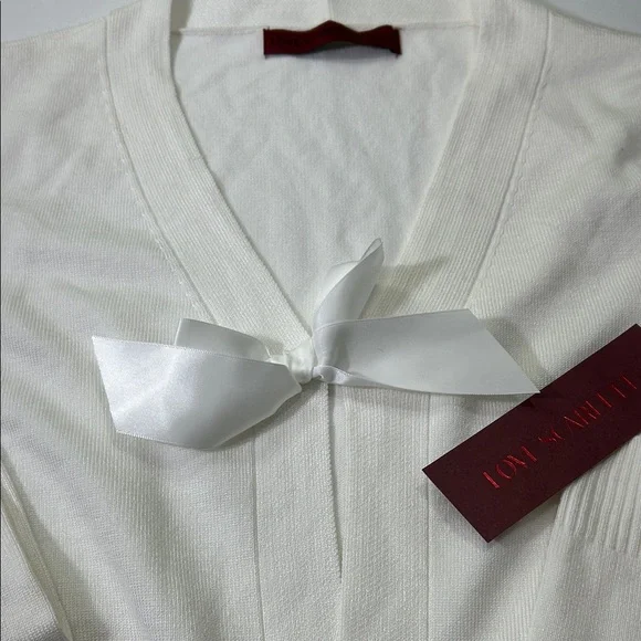 Elegant Women's V-Neck Sweater in Cream - Picture 15 of 16